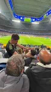 Une coupe de cheveux en plein match crée la polémique au Santiago Bernabeu