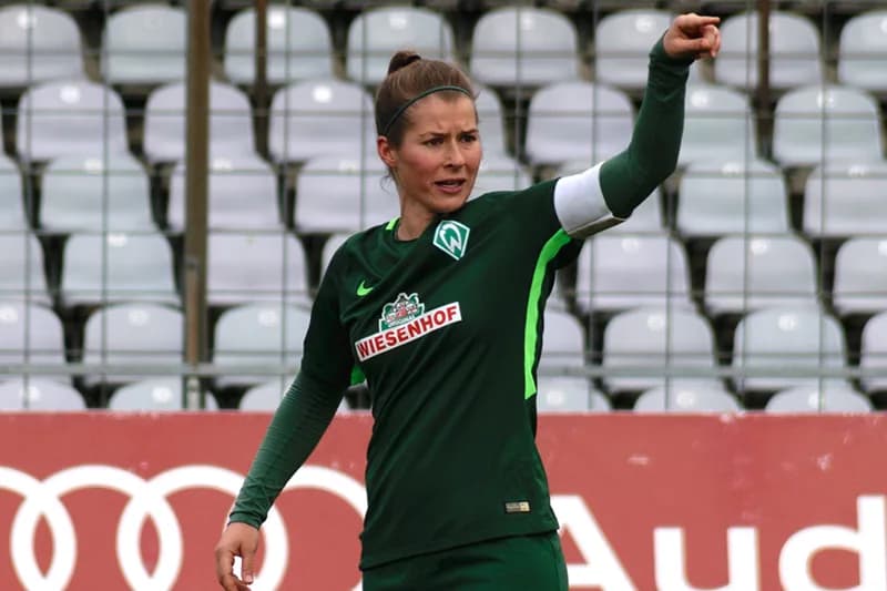 Marie-Louise Eta révolutionne la Bundesliga en devenant la première femme à coacher un match au plus haut niveau européen