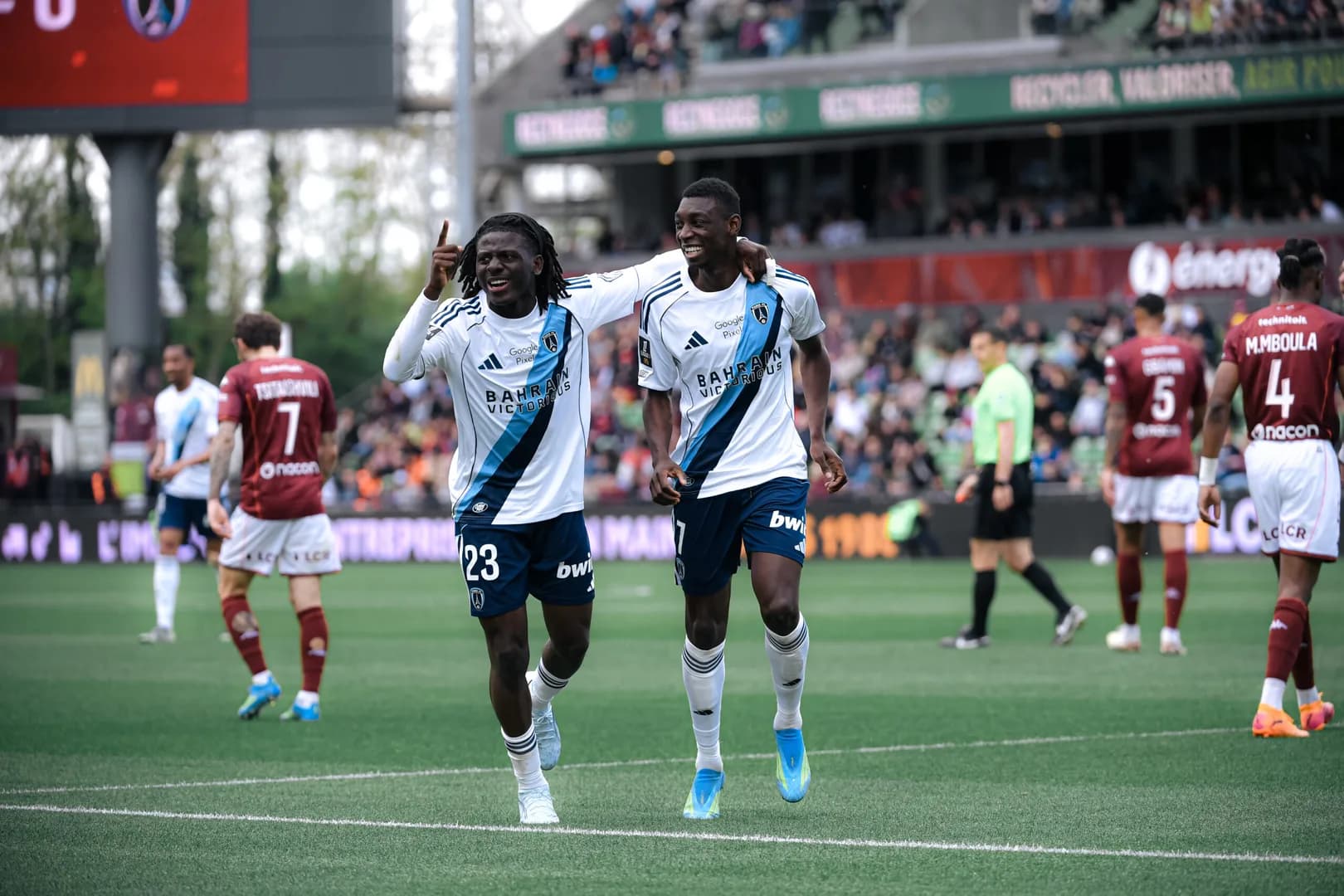 Paris FC valide son maintien en Ligue 1 et loue Antoine Kombouaré